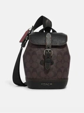 Coach Hudson Small Pack in
Signature Canvas